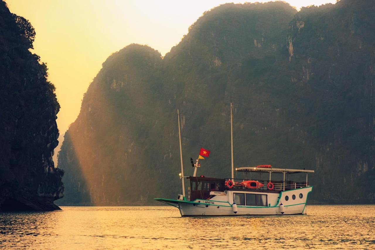 Hotel L'Azalee Cruise Halong Hạ Long Exterior foto